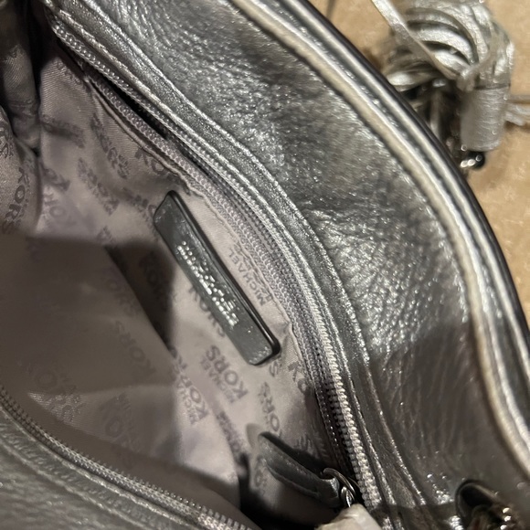 Michael Kors silver handbag with heavy chain strap - Picture 5 of 6
